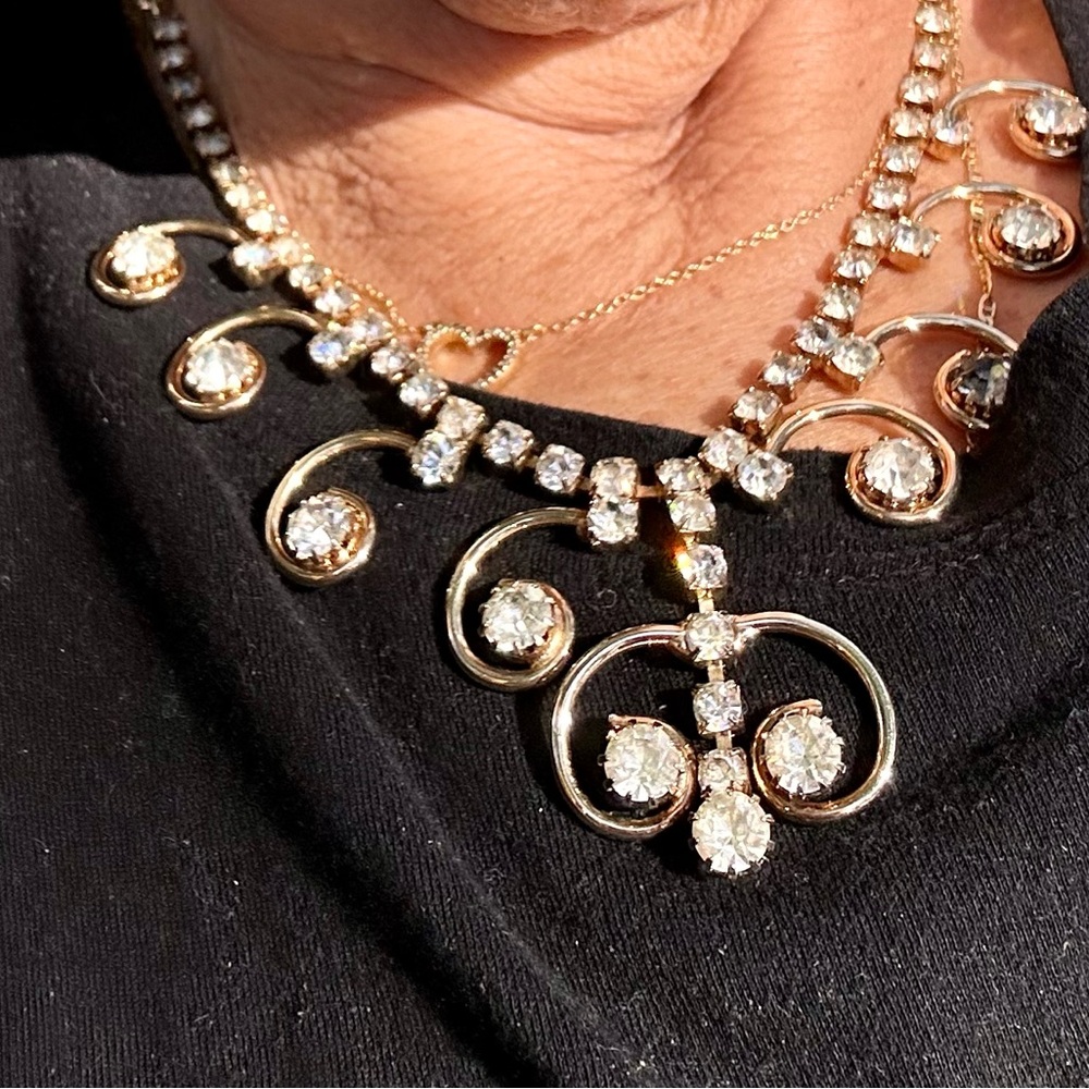 VINTAGE Sarah Coventry 60โs 70โs RARE
Crystal diamond gold drop necklace - Picture 14 of 17